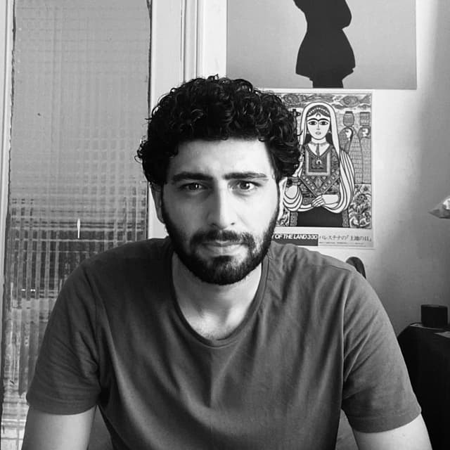 صورة المعتصم خلف