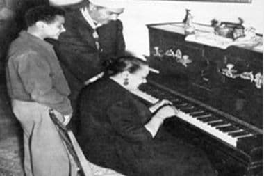 مصطفى اسماعيل وزوجته على البيانو